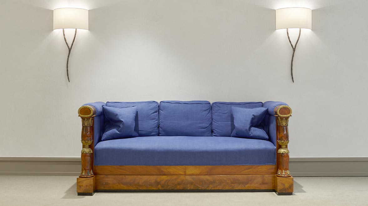 Metzler’s blue sofa in its current location at Untermainanlage 1